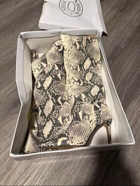 Steve Madden Snake-Print Pointed Ankle Boots - Beige & Black